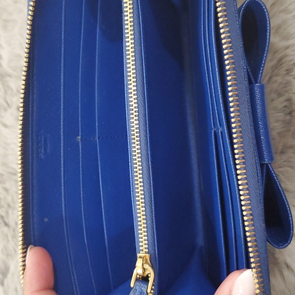 Prada Saffiano Bow Zip-Around Wallet - Picture 4 of 5